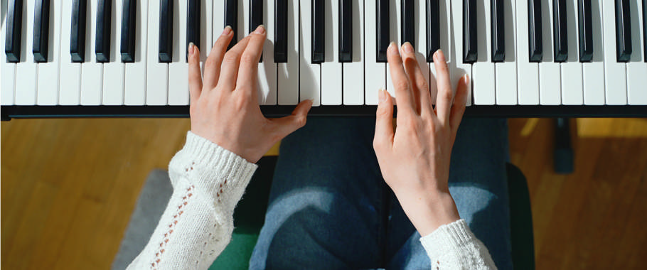 Hænder på klaver Hænder på klaver